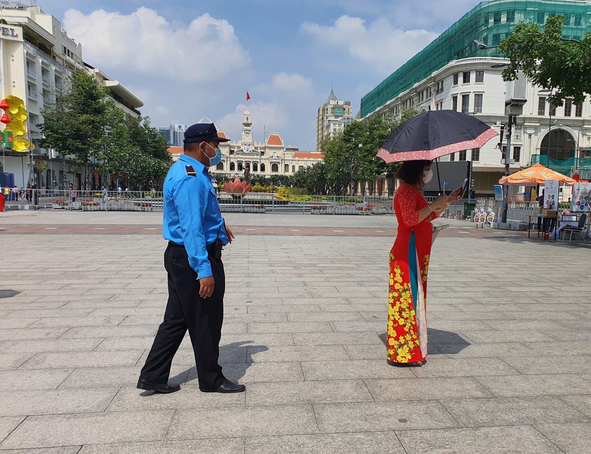 Khách tham quan đường hoa Nguyễn Huệ tuân thủ nghiêm thông điệp 5K ảnh 4