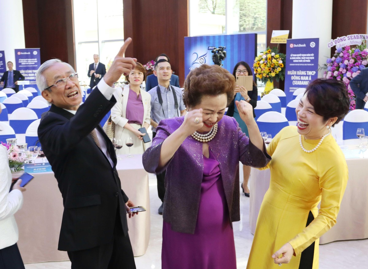 Madam Nga bày tỏ cảm xúc đặc biệt trong màu tím ngày chào sàn cổ phiếu của SeABank ảnh 7