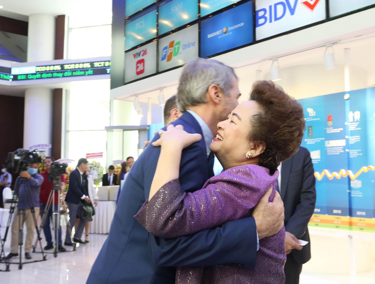 Madam Nga bày tỏ cảm xúc đặc biệt trong màu tím ngày chào sàn cổ phiếu của SeABank ảnh 9