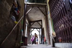 Hà Nội: Người dân sống thấp thỏm trong nhà bọc sắt