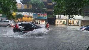 “Bắt bệnh” ngập nước ở các đô thị lớn - Bài 4: Đổ tiền đầu tư như… nước, Hà Nội, TP.HCM vẫn ngập