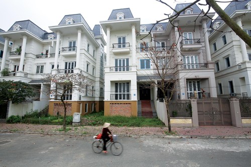Phát mãi nhà đất: Khó bán, khó mua