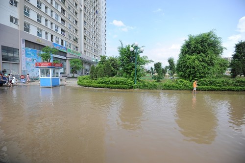 Chung cư Dương Nội bị nước bao vây 2 ngày chưa rút