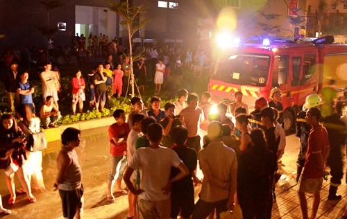 Chung cư HQC Plaza cháy lúc nửa đêm, 300 hộ dân tháo chạy