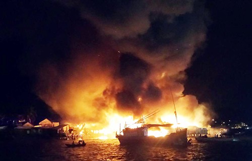 Hàng chục căn nhà trên cồn ở Nha Trang bị cháy rụi