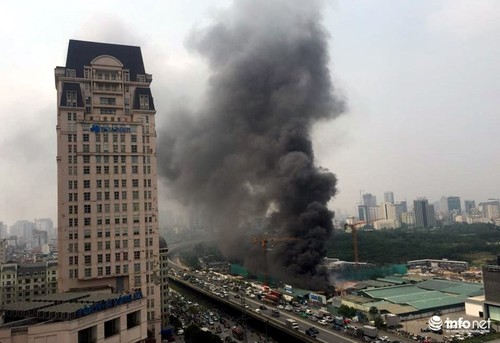 Hà Nội: Cháy lớn trên đường Phạm Hùng, khói bốc cao hàng trăm mét
