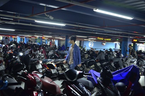 Vã mồ hôi tìm phương tiện trong “ma trận” bãi xe sân bay Tân Sơn Nhất