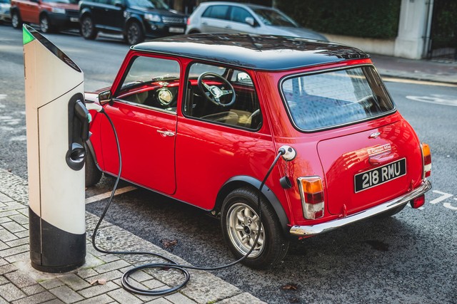 Ôtô điện Mini giá 100.000 USD không có điều hòa ảnh 1