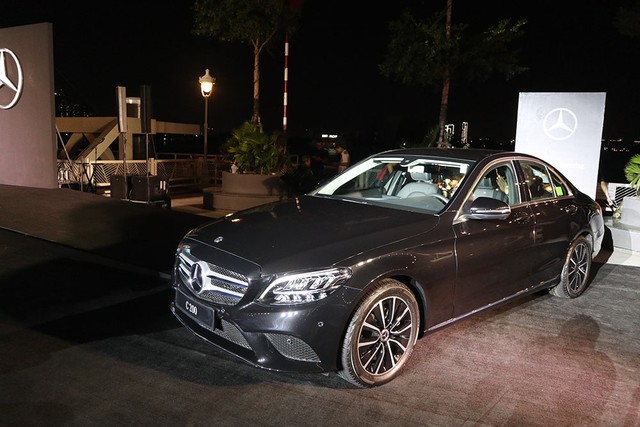 Mercedes C-class mới giá từ 1,5 tỷ - xe sang muốn lấy khách bình dân ảnh 1