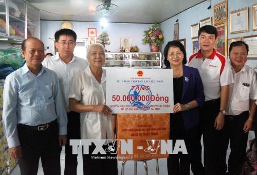 Lãnh đạo Đảng và Nhà nước chúc Tết người dân ảnh 2
