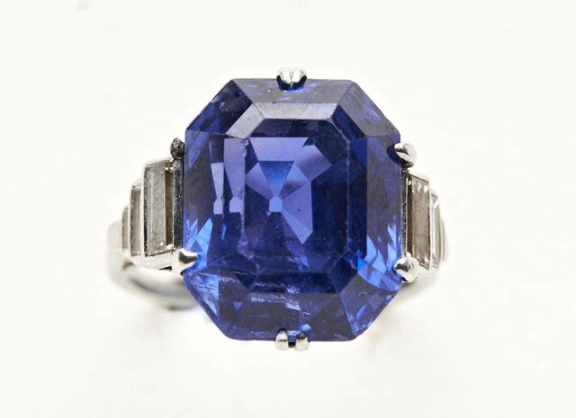 Tìm được nhẫn kim cương khi dọn nhà mẹ chồng, bán được 2,3 tỷ đồng ảnh 1
