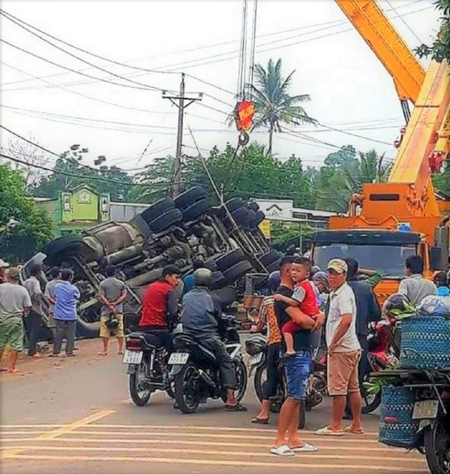 Đồng Nai: BMW tông dải phân cách rồi lật ngang trong mưa lớn ảnh 1