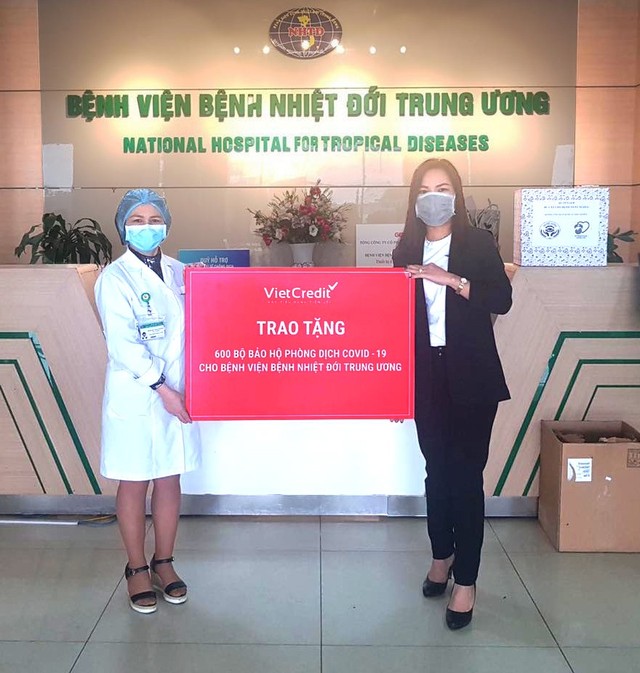 VietCredit trao tặng bệnh viện 1.200 bộ đồ bảo hộ, chung tay chống dịch Covid-19 ảnh 1