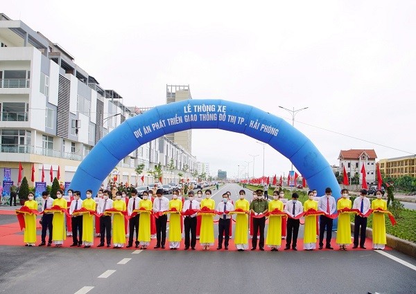 Thủ tướng Nguyễn Xuân Phúc cắt băng thông xe kỹ thuật Dự án đầu tư xây dựng nút giao Nam cầu Bính ảnh 2