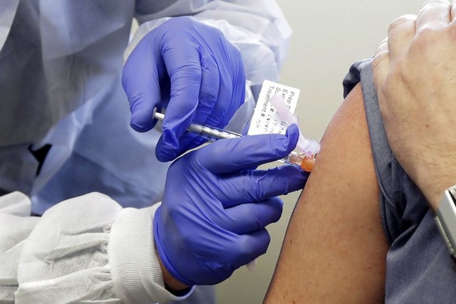 Người đầu tiên tiêm vaccine Covid-19: 'Tôi rất vui, thật điên rồ' ảnh 1