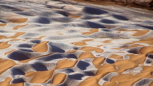 Tuyết phủ trắng vùng sa mạc cằn cỗi ảnh 1