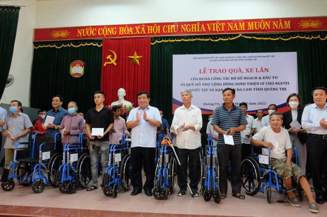 Tháng Tri ân, Bộ trưởng Nguyễn Chí Dũng tặng quà cho thương, bệnh binh, gia đình chính sách ảnh 1