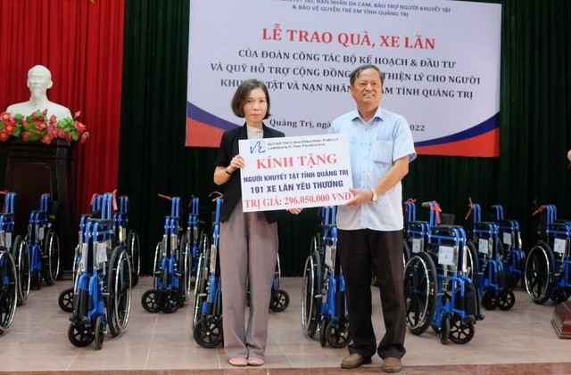 Tháng Tri ân, Bộ trưởng Nguyễn Chí Dũng tặng quà cho thương, bệnh binh, gia đình chính sách ảnh 2