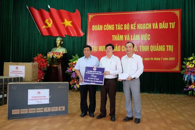 Tháng Tri ân, Bộ trưởng Nguyễn Chí Dũng tặng quà cho thương, bệnh binh, gia đình chính sách ảnh 3