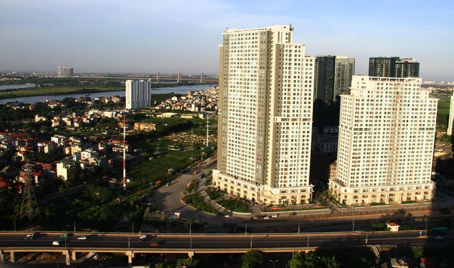 Tháng 7, mức quan tâm và giao dịch đều giảm, nhưng giá căn hộ tại TP.HCM và Hà Nội vẫn tăng