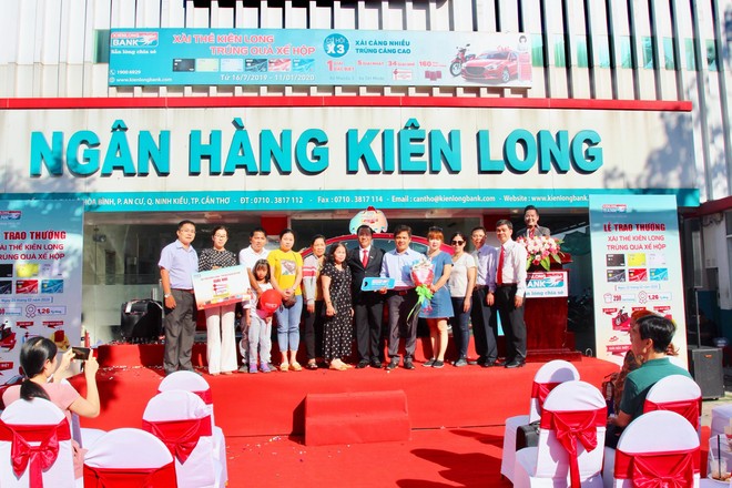 Khách hàng tỉnh Kiên Giang “trúng quà xế hộp” khi xài thẻ Kienlongbank
