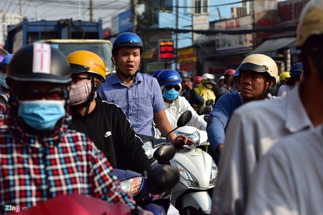 Đường về miền Tây kẹt không lối thoát, lái xe cắn hạt dưa giữa quốc lộ ảnh 10