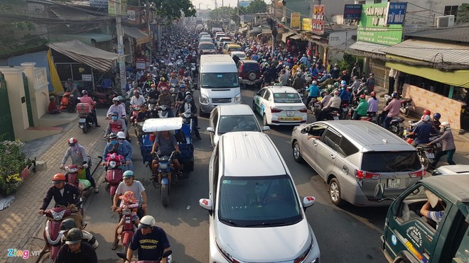 Đường về miền Tây kẹt không lối thoát, lái xe cắn hạt dưa giữa quốc lộ ảnh 4