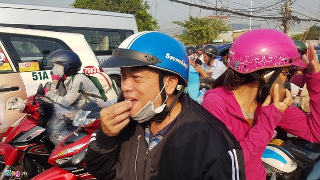 Đường về miền Tây kẹt không lối thoát, lái xe cắn hạt dưa giữa quốc lộ ảnh 5