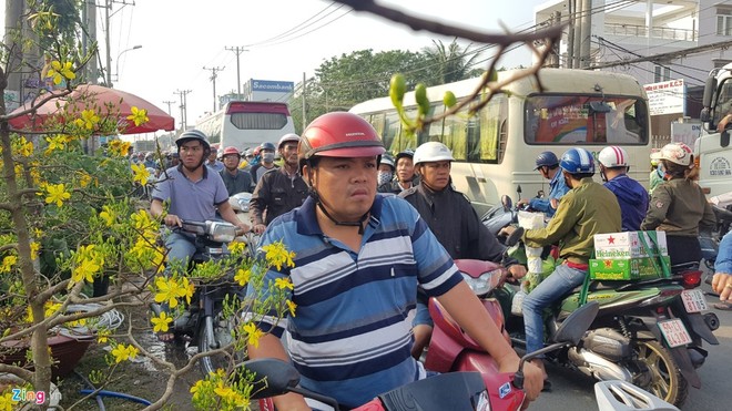 Đường về miền Tây kẹt không lối thoát, lái xe cắn hạt dưa giữa quốc lộ ảnh 7