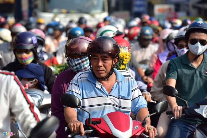 Đường về miền Tây kẹt không lối thoát, lái xe cắn hạt dưa giữa quốc lộ ảnh 8