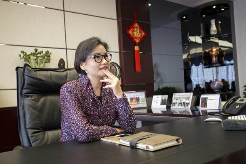 Nữ tỷ phú Zhou Qunfei tại văn phòng làm việc của Lens Technology.
