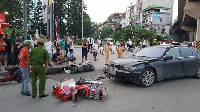 Hà Nội: Xe BMW gây tai nạn liên hoàn trên đường Nguyễn Trãi ảnh 1