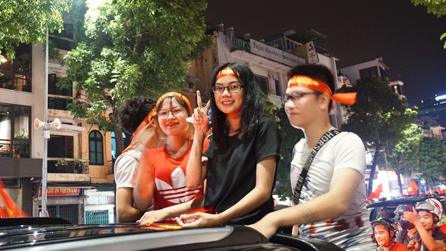 “Biển người” mừng chiến thắng của Olympic Việt Nam ở hồ Hoàn Kiếm ảnh 10