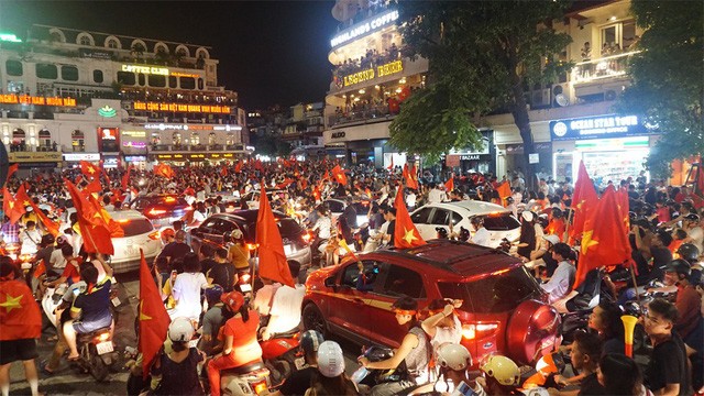 “Biển người” mừng chiến thắng của Olympic Việt Nam ở hồ Hoàn Kiếm ảnh 12
