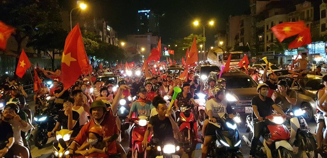 “Biển người” mừng chiến thắng của Olympic Việt Nam ở hồ Hoàn Kiếm ảnh 13