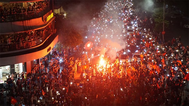 “Biển người” mừng chiến thắng của Olympic Việt Nam ở hồ Hoàn Kiếm ảnh 3