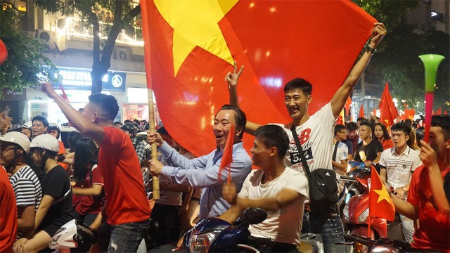“Biển người” mừng chiến thắng của Olympic Việt Nam ở hồ Hoàn Kiếm ảnh 5