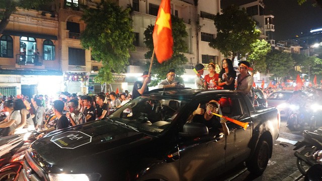 “Biển người” mừng chiến thắng của Olympic Việt Nam ở hồ Hoàn Kiếm ảnh 8