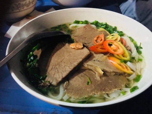 Gánh phở giữa đêm khách phải xếp hàng chờ ở Hà Nội ảnh 1