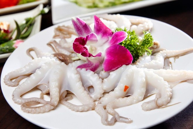 Nghỉ lễ 2/9, cùng hội bạn thân thưởng thức bạch tuộc khổng lồ ảnh 2