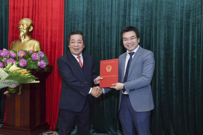 Phó Thống đốc Ngân hàng Nhà nước Việt Nam Nguyễn Kim Anh trao quyết định bổ nhiệm ông Đặng Huy Cường giữ chức vụ Phó Vụ trưởng Vụ Tổ chức cán bộ