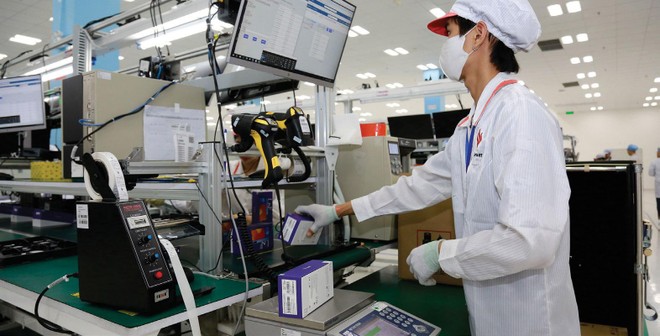 Nhu cầu khổng lồ của thế giới cho các thiết bị điện tử là động lực chính thúc đẩy năng suất công nghiệp. Ảnh: Dũng Minh.
