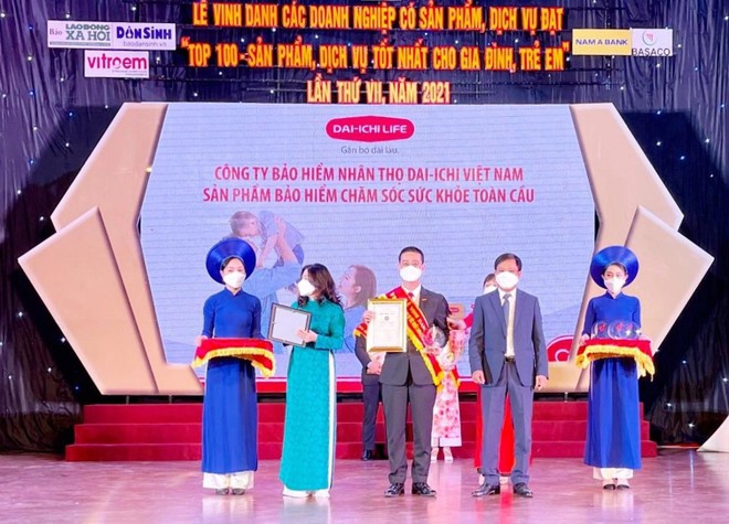 Ông Ngô Việt Phương - Phó Tổng Giám đốc kinh doanh Dai-ichi Việt Nam nhận giải thưởng "Top 100 - Sản phẩm, Dịch vụ tốt nhất cho Gia đình, Trẻ em" năm 2021.