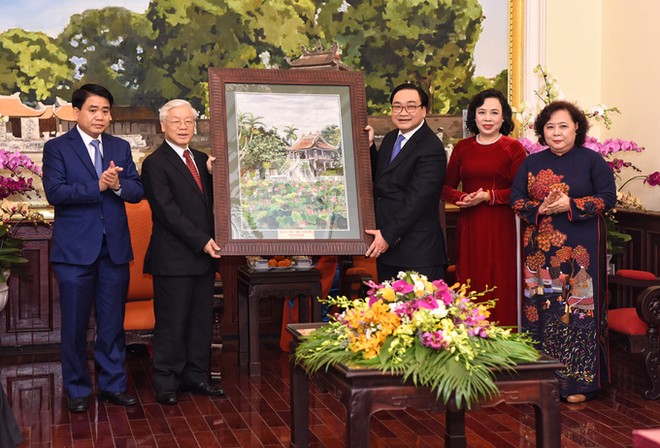 Tổng bí thư mừng tuổi cho trẻ em ở Hồ Gươm ảnh 1