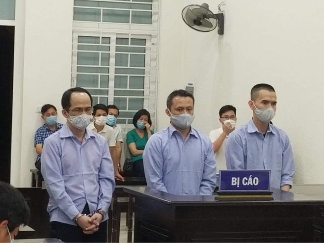 Các bị cáo hầu tòa.