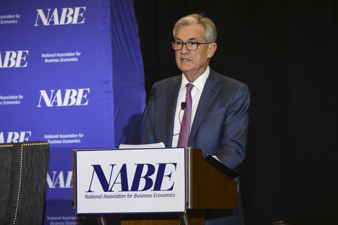 Jerome Powell, Chủ tịch Cục Dự trữ Liên bang Mỹ phát biểu tại cuộc họp của Hiệp hội Kinh tế Kinh doanh Quốc gia (NABE) hôm 8/10. Ảnh: The Washington Post.
