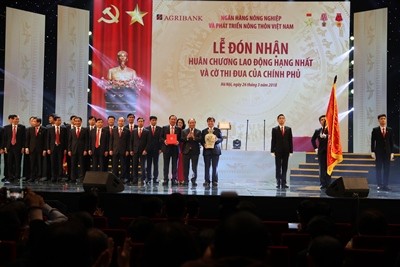 hủ tướng Nguyễn Xuân Phúc trao Huân chương Lao động hạng Nhất cho Agribank nhân dịp kỉ niệm 30 năm ngày thành lập (26/03/2018)
