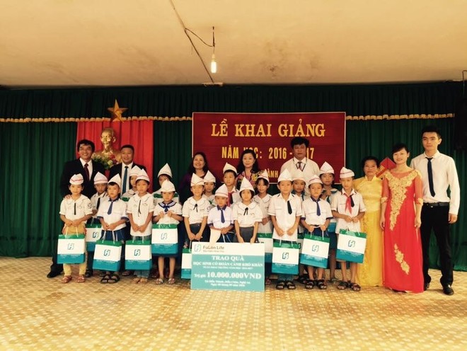 Ông Anton Chang, Tổng giám đốc Fubon Life Việt Nam trao quà cho học sinh có hoàn cảnh gia đình khó khăn tại trường Tiêu học xã Diễn Thành huỵện Diễn Châu, Nghệ An