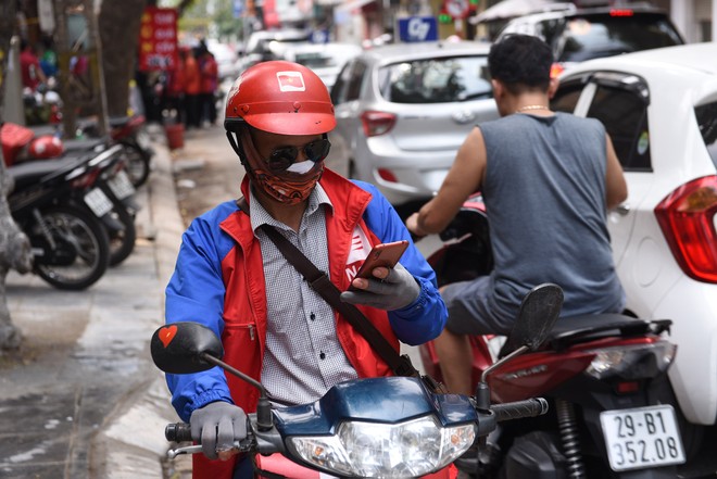Thời tiết nắng nóng, shipper xếp hàng dài mua đồ ăn ảnh 10