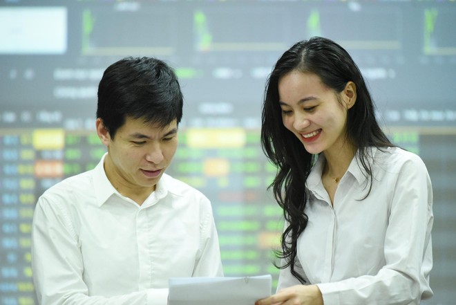 Giao dịch chứng khoán sáng 30/7: Sóng lan sang cổ phiếu bất động sản, VN-Index chinh phục mốc 1.300 điểm